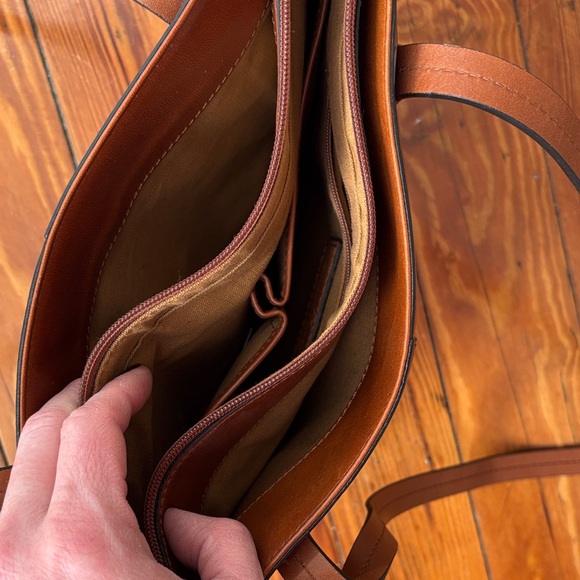 Elegant Tan Leather Shoulder Bag - Picture 5 of 7